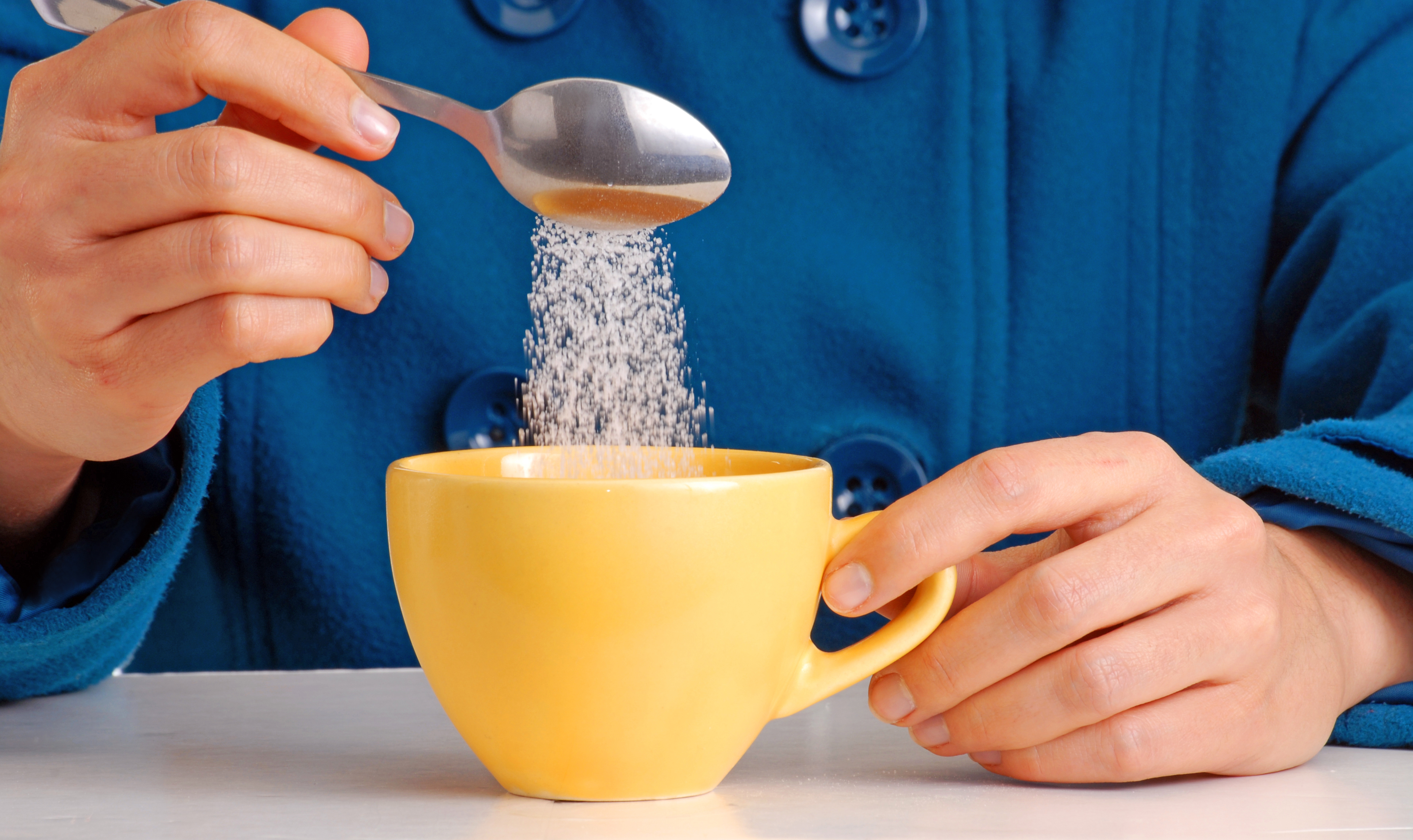 Чай сахар в норме. Чай с сахаром. Кладет сахар в чай. В чай ложки сахара. Сахар в чашке.